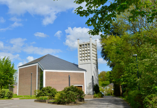 Foto von St. Michael im Kampe vom Parkplatz mit Perspektive Haupteingang aufgenommen.